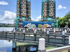 まず、明日乗る予定の高鉄左榮駅をチェックした後、
バスで蓮池潭にやってきました。

天気が良くて暑い！です。
人が少ないな～と思っていたら、龍虎塔は修復中で、
すっかり覆われてしまっていました。