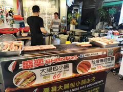 六合夜市で、エビのから揚げと一緒にビール。
（これも写真が残っていませんでした）
暑さでお疲れの模様。

そのあと、食べてみたかった大腸小腸を注文。
