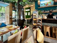 【サムイ島のコパカバーナ】

ホテルに戻り、シャワーを浴びてから、モールに昼飯を食いに繰り出た...


写真：ラテンな香りがぷんぷんする内装。