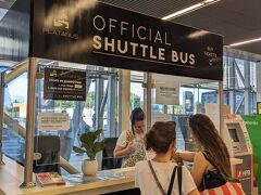 空港リムジンバスのチケットを購入。
片道＠10ユーロ
往復＠14ユーロ（15日間有効）

帰りはホテルからタクシーを予約しているため、片道のみ購入。