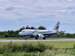【サムイ島→バンコク、スワンナプームへ戻る】

あれれ～!?

ジェット機も、ここに着陸できるんだぁ～（と、この時初めて知る...来た時は、プロペラ機だったんで、この空港はプロペラ機だけなのかとおもっとった...）

https://4travel.jp/travelogue/11910706