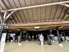 【なんじゃ!?こりゃぁ～？「サムイ島国際空港」】

約１週間ほどで終了...


写真：この先にチェックインカウンター（荷物預け入れ）がある。