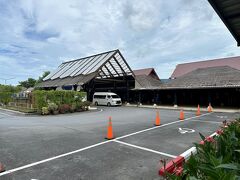 【なんじゃ!?こりゃぁ～？「サムイ島国際空港」】

結局、30年以上ぶりのサムイ島滞在は...


写真：島っぽい空港ターミナル...