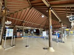 【なんじゃ!?こりゃぁ～？「サムイ島国際空港」】

ちょうど私の誕生日なんかも挟んだんで、Facebookなんかで、旧友から色々メッセージを頂いた際に、


写真：この光景は、まあ、島の空港だよねぇ...と言うだけで理解できる光景...