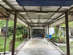 【空港らしくないサムイ島の国際空港ターミナル】

ラウンジで飲み食いできるので、沢山のお店を横目に、漸くここまで到着。

