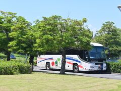 【USJ】13:20

こちらのバスに乗車。バスは大阪市内を経由しユニバーサルシティ出口からUSJへと向かいました。
