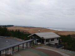 待ち合わせ時間にはまだ早いので、まず砂丘センターの展望台から砂丘を眺めます。
ここまではバスで来ました。
観光客はほとんどおらず・・・寒かったし売店でしばらく時間をつぶしました。