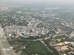 シップは徐々に高度を下げてきました。眼下には多くの緑に囲まれた市街地が広がります。定刻より1時間ちょっと早くインディラガンディー国際空港に到着しました。