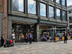 アカデミア書店の外観
中央駅から歩いても近くです