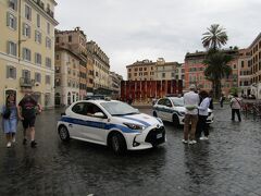 小雨模様の中、広場の中心にはパトカーが２台停車中。
イタリアはあまりにスリが多いので、観光客が集まる有名観光地に警察官を配備している、と聞いていたけど、テルミニ駅に多くの警察官の姿があったのも頷けます。