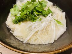 7月３週目某日。
元同僚とランチ＠OKUROJIにあるそうめん専門店。
小豆島のそうめんのお店だそうです。
メニューがいろいろで迷いましたが…
パクチー海老わんたんそうめん、にしました。
