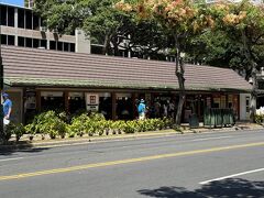 そのクヒオ通りにあるのが、丸亀製麺です。
相変わらず行列。
日本のUDONは、海外の人たちにも大人気ですね。
果たしてこの中に、日本人は何人いたのやら？