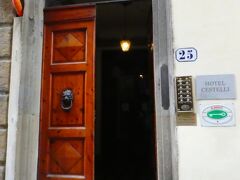 ようやくたどり着いたHotel Cestelli。
建物の入り口扉は開いておりましたが、その内側が閉まっているのでベルを鳴らして開けてもらいました。
あれ？何階に行けばいいんだ…？
エレベーターボタンに表示があるかと思ったら何もなく、階段を上がって見に行ったところで、オーナーが玄関を開けて迎え出てくれておりました。あ、２階なのね。