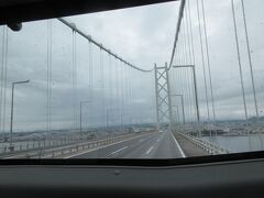 木曜日の昼下がりですが、車がほとんどいない。雨が少し降ってきました。