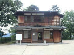 石段の下の方、下から見たときにちょっと右手に曲がったところにあるハワイ王国公使別邸。
説明板によると、この建物は、ハワイ州が独立国だった当時（明治３１年（１８９８）まで）の駐日公使ロバート・ウォーカー・アルウィンが所有し、別邸として使用したもので、伊香保の人たちは「アルウィンさんの別荘」と親しみを込めて呼んでいいました。

