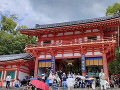 建仁寺から歩いて「八坂神社」へ。
夜になると先程の山や鉾がここへやってくる。