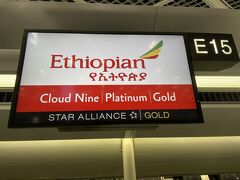 受付を済ませてチェックインします。
チェックイン後ももう一度受付に戻って座席番号を確認しなければなりませんでした。地味に面倒くさかった。