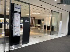 セキュリティチェックと出国審査を済ませていつものANAラウンジへ。