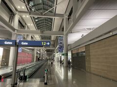 同じ機体なのに、機内待機ではなく、一度手荷物を全部持って降りて、セキュリティチェックを受けてまた乗ります。面倒ですが、韓国の法律で決められているそうです。