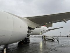 初めてのエチオピアのアジスアベバ。
飛行機は沖止めでした。