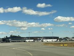 ほぼ定刻の13時40分に到着したのですが、入国審査が長蛇の列で荷物ピックアップして外に出れたのは15時過ぎ。そういえば、添乗員さんから全て記入済みの入国カードをいただきました。入国カードくらい書けるとも思いますが、マダガスカルの入国カードは小さいとはいえ４ページもあったので書いていただけてとても助かりました。同様に出国カードも記入済のものをいただけて、らくちんでした。