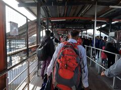 歩いてホテルへ。このニューデリー駅を向こうに超える橋は旅行会社詐欺で有名。荷物チェックのポイントでチケットと声をかけられるが無視。そもそも駅構内に入るのにチケットは不要だ。そのまま振り切って橋を渡りきった。チケットと声をかけた人が旅行会社詐欺の人だろう。声がかかったのはその1回だけだった。