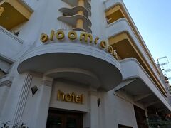 ホテルBloomrooms @ New Delhi Railway Stationにチェックイン。このホテルはモニターにメールアドレスを打ち込んで、そのメールを確認し、認証しないとチェックインできない。面倒なシステムだ。