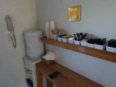 ホテルに戻り廊下に備え付けてある飲み放題の紅茶を飲みつつ、シャワーを浴びて就寝。23時。