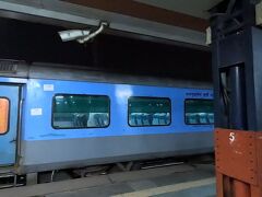翌日。

朝4時40分起床。チェックアウトし、朝6:10ニューデリー駅発の列車に乗る。