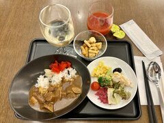 【 JAL SAKURA LOUNGE @KIX 】

続いて，南ウイング・ゲート30付近にある【JALサクララウンジ】へ。ここでオンライン・チェックインを済ませてきたK君・S君と合流。

ANAのチキンカレーとJALのビーフカレーの食べ比べの結果は？
う～ん，やっぱおれは「インデアンカレー」が好きw
https://www.indiancurry.jp/
レトルトだと最近は「上等カレー コクの赤」かな。