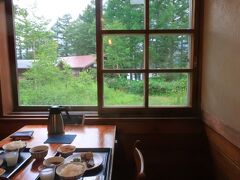 6：00、緑が眩しい食堂で朝ごはんです。窓からは爽やかな風が入ってきます…と言いたいところですが寒いくらい。館内と油断して半袖で来てしまったことを後悔。一枚羽織るものを持って来れば良かったです。