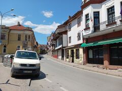 賑やかなニコラ・ピコロ通りと合流。