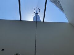 カフェで休憩後、事前予約していたブルジュハリファの時間が近づいてきたので移動。
いろんなチケットがありますが、一番オーソドックスなAt the Topのチケットを購入しました。もっと金額上乗せすれば、ラウンジとかスイーツのサービスがあるみたいですけどね。