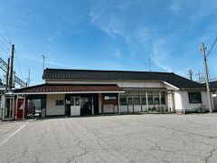 富山駅からそこ隣の呉羽駅に移動します。呉羽駅から富山市舞台芸術パークに徒歩で移動します。