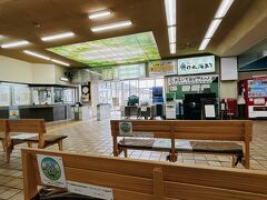 上市駅です。シャッターが降りている場所が多々あり、哀愁を感じる駅でした。駅ビル内にはかつてはスーパーや衣料品店等20店舗、食堂街、ボーリング場が入っていたそうですが、この日営業していたのはパン屋と観光案内所のみでした。