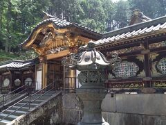権現造りの社殿の入口の唐門です
