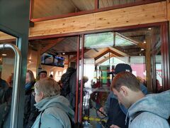 オスロへの乗換駅ミュルダール
雨のせいもあり結構な混雑でした