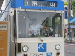 路面電車で岡山城に向かいます