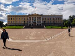 王宮です
ヨーロッパの王宮って結構気軽に近づけたり入ったりできますね
日本の皇室とは存在位置が違うってことでしょうか