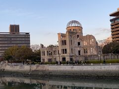 さて、ホテルを出て原爆ドームへ歩いて行く。