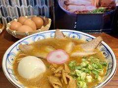 とれとれ市場から徒歩５分、和歌山ラーメンの「中華そば丸田屋」さんで〆

テーブルのゆでたまごもトッピング。見た目こってりですが、豚骨醤油スープが麺によく絡み、意外にもペロっと美味しくいただけました。

人気の早すし（鯖寿司）、南紀白浜店限定のまぐろめしも魅力的でしたが、食べきれそうにありません。