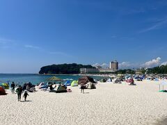 江津良から白良浜にやって来ました。
白い砂浜がキレイですが、あまりの暑さに耐えきれず退散します。