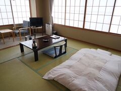 蔵王温泉バスターミナルには、12時57分に到着。今宵お世話になる『つるや』は、すぐ向かいにある。とりあえず、荷物を預かってもらうために立ち寄ったところ、すでに部屋の用意が出来ていると言う。予約していたのは6畳の和室であったが、通されたのは8畳の角部屋であった。