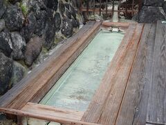 上の湯の方へと歩いていくと、足湯があった。よくある足湯と違い、すぐ奥にある湧出口から源泉が直接注がれている。その名も、『緑屋二号源泉足湯』である。これほど鮮度の高い足湯は滅多にないだろう。