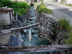 一旦宿に戻り、タオルなどを部屋に置き、今度は夕飯を求めて外に出た。酢川沿いの湯の香通りを歩き、先ほど立ち寄った『山形酒ミュージアム』へと向かう。