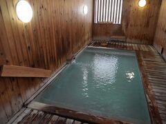 部屋で朝食を済ませ、朝の散歩へと出かける。途中、地元の人が利用していた下湯を通り、誰もいなかった上湯へ入る。