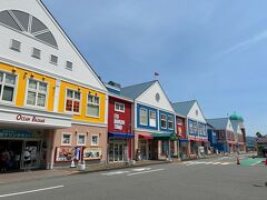 途中、道の駅　伊藤マリンタウンに寄りました。
休日なので、すごい人です！そしてめっちゃ暑いです！

そして、カラフルで可愛らしい建物（観光施設）が軒を連ねています！
