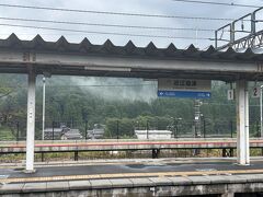 近江塩津で乗り換え･･･本数少ないからこのなんもない駅大変ですよね。
しかもスコールで狭い通路に人が殺到することに(-_-;)