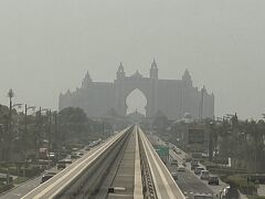 ヒルトンから歩いて10分ほどのところに、モノレール Al lttihad park駅があるので、そこから終点に向かいます。
先頭車両が運良く空いてたので、そこに座れました。
アトランティスへの迫力ある動画が取れました。

ホテルから駅まで10半くらいだったのに、42度くらいあってめちゃくちゃ汗かいた。
あとなぜか駅の構内に冷房がついていない！！なぜだ！！