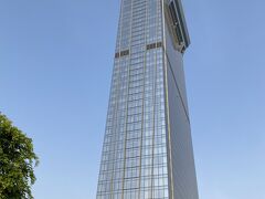 さて、ナキールモール内にある、ビューアットザパームに上ります。
ここは最近オープンしたタワーで、それまではパームジュメイラの全景ってヘリコプターとかに乗らないと見れなかったんだけど、全景は見えないけどその片鱗を見られるようになってますね。